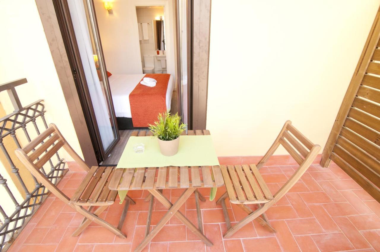 Hostal Live Barcelona Exterior photo